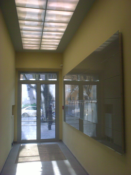 instandgesetzter Haupteingang, Büros